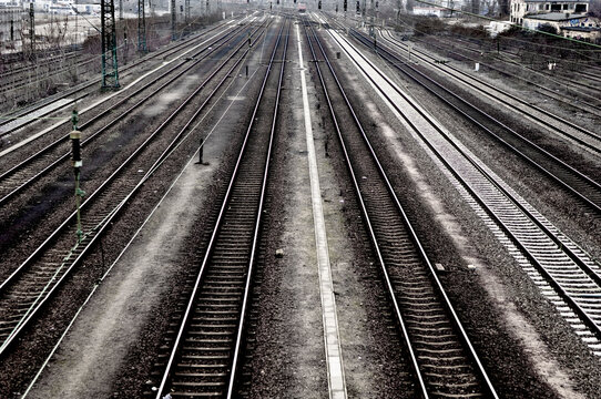 Die parallel zulaufenden Gleise einer Eisenbahnstrecke in Schwarzwei&szlig;