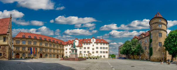 Panoramaansicht des Schillerplatzes in der Altstadt von Stuttgart mit den ihn begrenzenden...