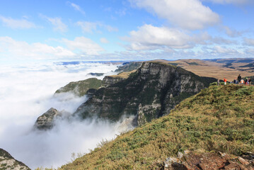 Fototapeta na wymiar Landscape of mountains and a valley covered with clouds in Urubici in southern Brazil