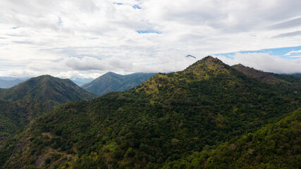 Obraz na płótnie Canvas Tropical mountain range and mountain slopes with rainforest. Sri Lanka.