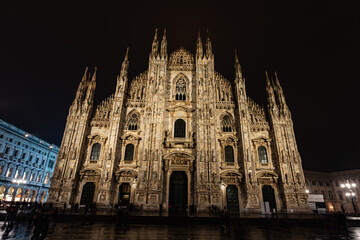 Fototapeta premium the duomo de milano art pieces and space in gothic cathedral