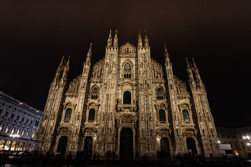 Fototapeta premium the duomo de milano art pieces and space in gothic cathedral