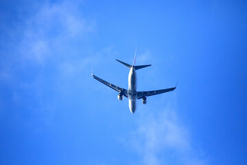 綺麗な青空を飛んでいく飛行機