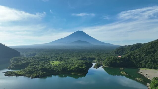 夏の富士山を精進湖から空撮した景色