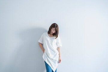 爽やかな女性のスタジオポートレート