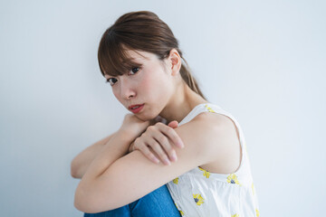 Obraz premium 爽やかな女性のスタジオポートレート