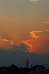 夕焼けと夕日　入道雲のシルエット