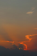 夕焼けと夕日　入道雲のシルエット