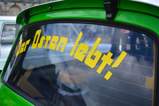 Aufkleber, Sticker "Der Osten lebt" auf der Heckscheibe eines Trabant Trabi 601, beim Oldtimer-Treffen in Coburg, Franken, Bayern, Deuschland, 10.05.2015	