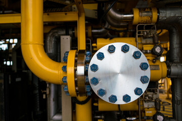 Carbon pipes and flanges and see the tracks used in the oil and gas industry.