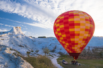 Fototapeta premium Hot air balloon flying over Travertine pools limestone terraces Pamukkale Turkey