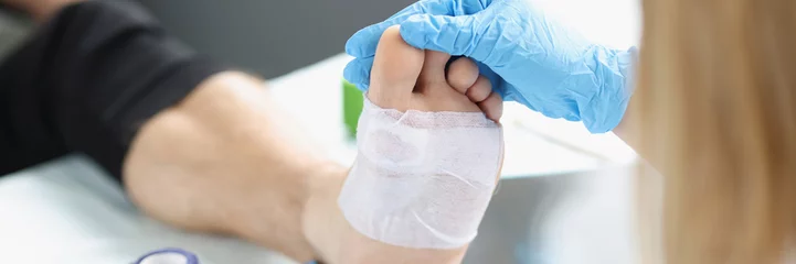 Foto op Plexiglas Doctor hand touches and examines wound on leg © megaflopp
