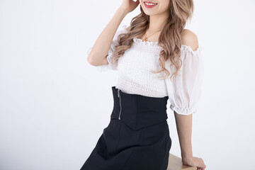 髪を耳にかける女性　woman