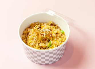 テイクアウト用のチャーハン