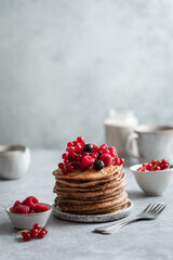 Pile de pancakes fluffy et fruits rouges groseilles framboises myrtilles