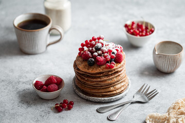 Pile de pancakes fluffy et fruits rouges groseilles framboises myrtilles