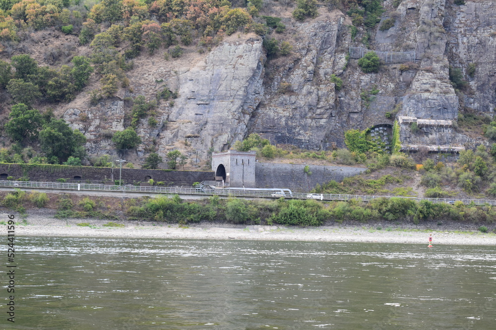 Canvas Prints klippe südlich der loreley mit eisenbahntunnel und straße herum, niedrigwasser im sommer 2022