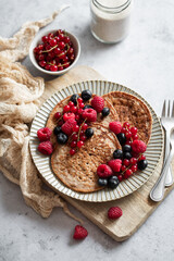 Pancakes fluffy fait maison et fruits rouges groseilles framboises myrtilles