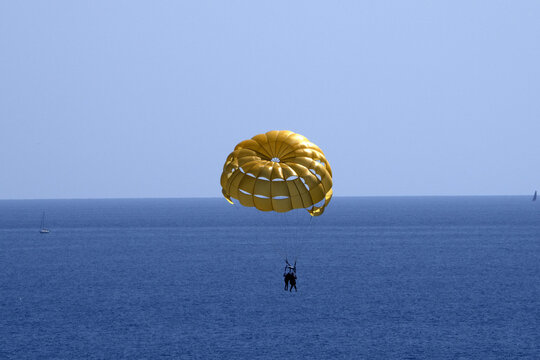 Parachut with speedboat people having fun
