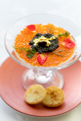 レストランの一品料理（イクラとキャビア）