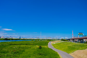 令和４年８月　荒川と堤防