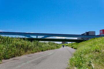令和４年８月　荒川と堤防