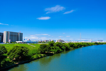 令和４年８月　荒川と堤防