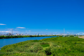 令和４年８月　荒川と堤防