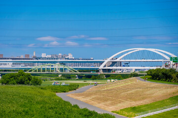 令和４年８月　荒川と堤防