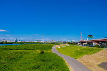 令和４年８月　荒川と堤防