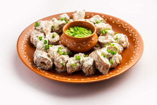 vegetarian soya malai chap made using soya chaap with white creamy gravy