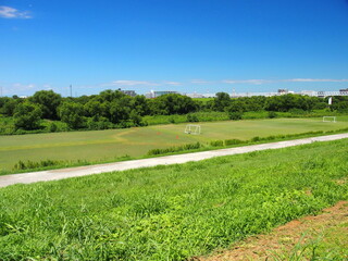 江戸川土手から見る誰もいない猛暑日の江戸川河川敷風景