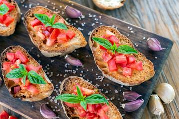 Tradizionali bruschette con pomodoro fresco, basilico e olio di oliva, cibo italiano 
