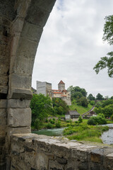 Vue sur la cité médiévale de Sauveterre de Béarn depuis les arcades