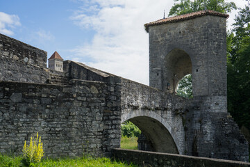 Fototapeta na wymiar Le pont de la légende à Sauveterre de Béarn