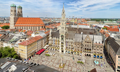Obraz premium Panoramic view of the old medieval Gothic architecture City Hall building at Marienplatz. Square. Munich, GERMANY - August 2022