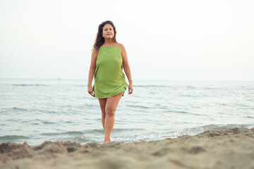 Fototapeta na wymiar chica de costa rica disfrutando de las playas del caribe