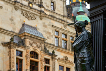 Fototapeta na wymiar Street statue in the center of Dresden
