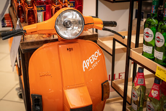 Aperol Aufbau Roller Display im Lebensmittel Einzelhandel