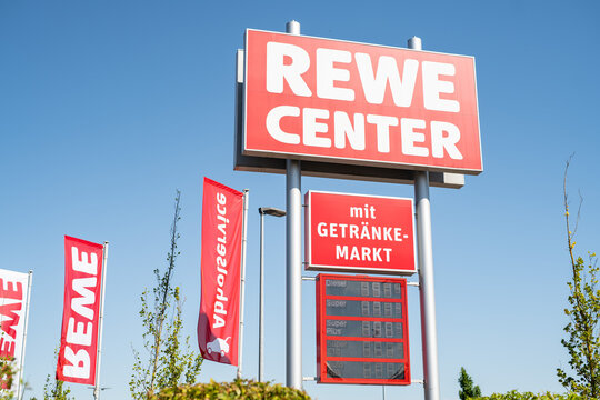 Rewe Center Rodgau Hessen Deutschland bei strahlendem Sonnenschein im Sommer