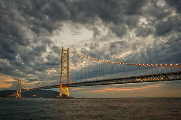 Obraz premium 兵庫県の明石海峡大橋と海辺の夕景