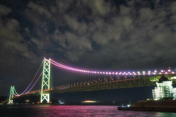 Fototapeta na wymiar ライトアップされた兵庫県の明石海峡大橋と海の風景