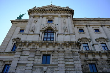 Fototapeta na wymiar Wunderschöne Fassade eines Gebäudes in Wien 