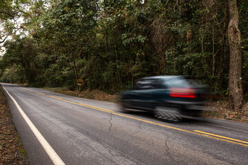Obraz na płótnie Canvas Pouso Alto, Minas Gerais, Brasil: automóvel passando pela esrada entre as cidades de Caxambu e Pouso Alto na Serra da Mantiqueira