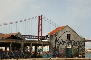 Papier Peint photo Pont du Golden Gate Bridge "Ponte 25 de Abril" in Lisbon with ruins in front