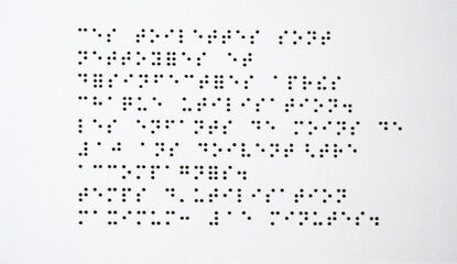 Texte écrit en alphabet Braille pour les aveugles et mal-voyants.