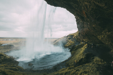 アイスランドの自然と雄大な滝