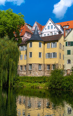 Obraz premium The Hölderlin Tower on the historic old town bank of the Neckar River in Tübingen