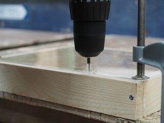 電動ドリルによる木材への穴あけ加工