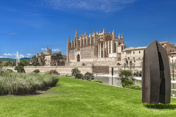 Fototapeta premium Parc de Mar with Cathedral La Seu and the Royal Palace of the Almudaina
